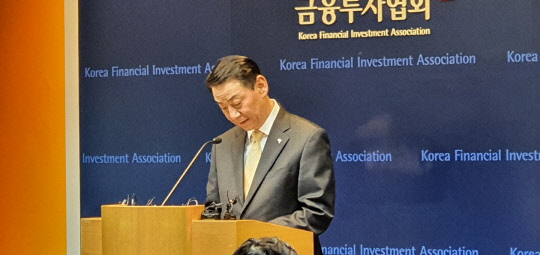권용원 금융투자협회장이 30일 오후 서울 여의도 금융투자협회에서 갑질 논란에 대한 사과와 거취에 대한 입장을 발표하고 있다. <김민주 기자>